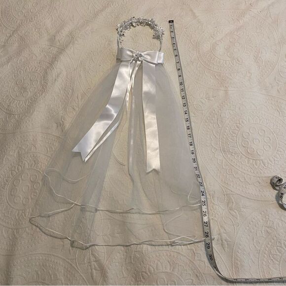 Beautiful White Beaded Tiara Style Bow Short Wedding Veil - Picture 8 of 8
